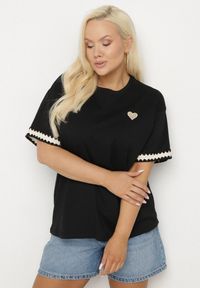 Born2be - Czarny Bawełniany T-shirt o Kroju Oversize ze Zdobieniem przy Rękawach Milatia. Okazja: na co dzień. Kolor: czarny. Materiał: bawełna. Wzór: aplikacja. Styl: elegancki, casual #7