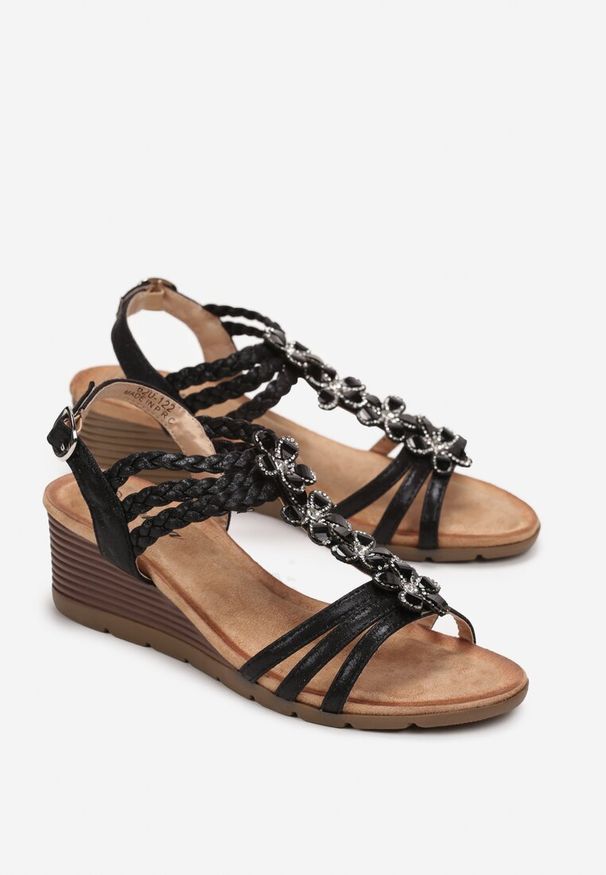 Renee - Czarne Sandały w Stylu Boho z Plecionymi Paskami i Cyrkoniami na Koturnie Misolle. Zapięcie: pasek. Kolor: czarny. Wzór: kwiaty. Obcas: na koturnie. Styl: boho