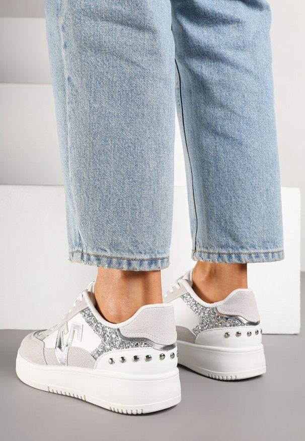 Renee - Biało-Szare Sneakersy Ozdobione Metalicznymi Aplikacjami i Brokatem Pilliossa. Okazja: na co dzień. Zapięcie: sznurówki. Kolor: biały. Materiał: skóra, jeans. Wzór: aplikacja. Obcas: na obcasie. Wysokość obcasa: niski