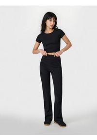 Sinsay - Bawełniany komplet w prążek - koszulka i spodnie flare - czarny. Kolor: czarny. Materiał: bawełna. Wzór: prążki #1