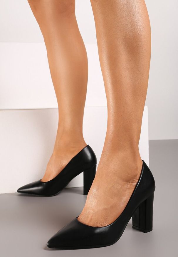 Renee - Czarne Czółenka na Słupku w Klasycznym Stylu Quaravia. Okazja: na co dzień. Kolor: czarny. Materiał: jedwab, jeans. Obcas: na słupku. Styl: klasyczny