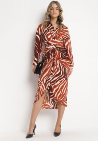 Born2be - Brązowa Sukienka Koszulowa w Zebrę Arziki. Okazja: na co dzień. Typ kołnierza: dekolt w serek. Kolor: beżowy. Długość rękawa: długi rękaw. Wzór: motyw zwierzęcy. Typ sukienki: koszulowe. Styl: casual, klasyczny #1