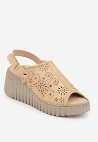 Born2be - Ciemnobeżowe Sandały VICES na Koturnie z Ażurowymi Wycięciami w Kwiaty Salaphis. Okazja: na co dzień. Zapięcie: rzepy. Kolor: beżowy. Materiał: len. Wzór: kwiaty, ażurowy. Sezon: lato. Obcas: na koturnie. Styl: casual #8
