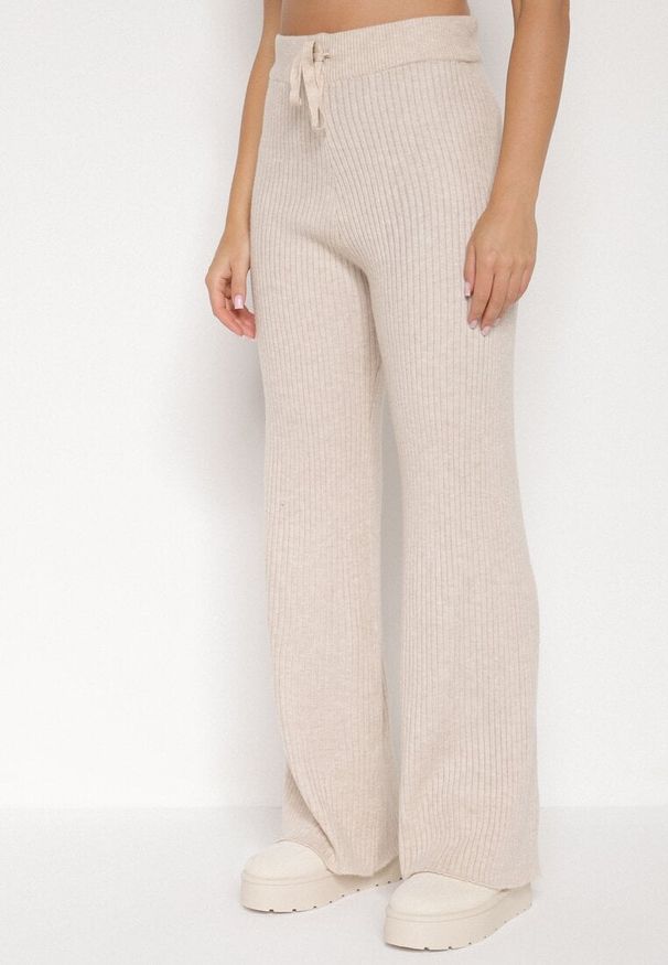 Born2be - Jasnobeżowy Komplet z Bawełną i Wełną Sweter z Guzikami i Proste Spodnie Reisadia. Kolor: beżowy. Materiał: wełna, bawełna