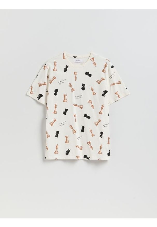 Reserved - T-shirt regular z nadrukiem allover - beżowy. Kolor: beżowy. Materiał: dzianina, bawełna. Wzór: nadruk