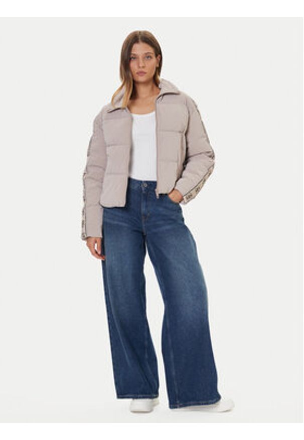 Guess Kurtka zimowa V5BL11 WGYC2 Beżowy Regular Fit. Kolor: beżowy. Materiał: syntetyk. Sezon: zima