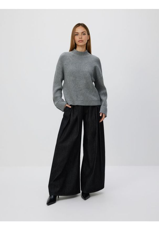 Reserved - Sweter z kontrastową lamówką - szary. Kolor: szary. Materiał: dzianina