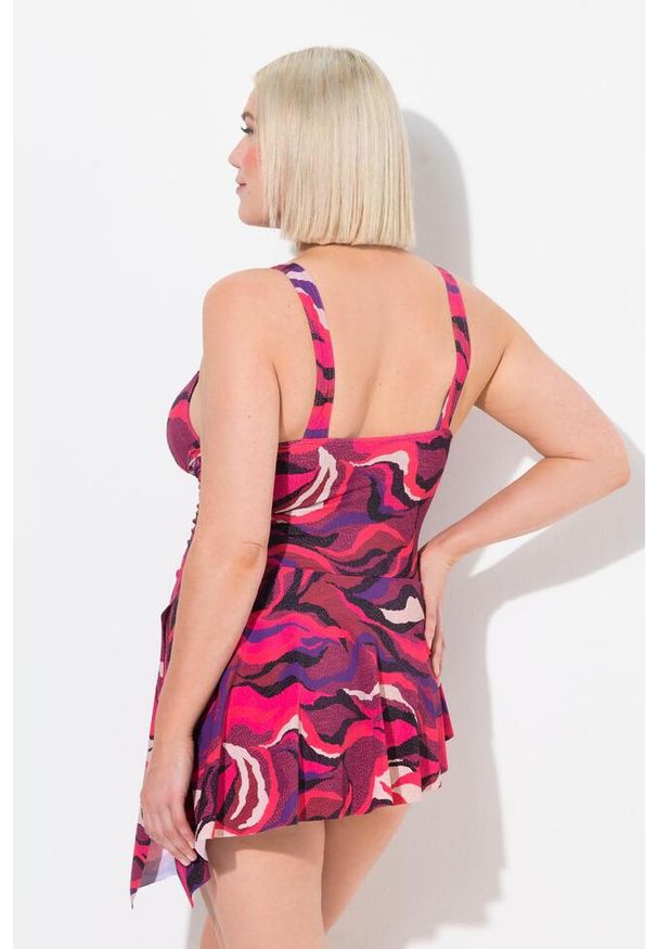 ULLA POPKEN - Damska Sukienka Kąpielowa fale miękkie miseczki wydłużone boki z recyklingu. Kolekcja: plus size. Kolor: fioletowy. Materiał: poliester, elastan, poliamid, materiał