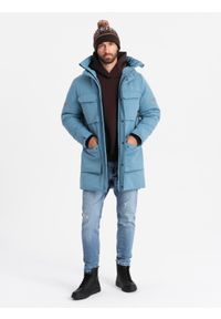 Ombre Clothing - Ocieplana długa męska kurtka z odblaskowymi elementami – niebieska V4. Typ kołnierza: kołnierzyk stójkowy. Kolor: niebieski. Materiał: guma, puch, poliester, materiał, satyna, syntetyk. Długość: długie. Wzór: gładki, aplikacja. Styl: elegancki #2