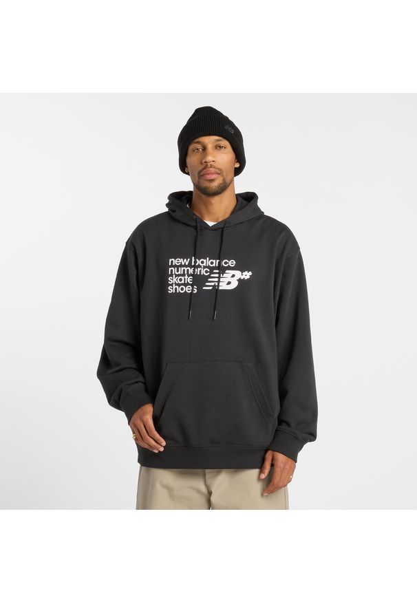 Bluza męska New Balance Numeric MT51954BK – czarna. Typ kołnierza: kaptur. Kolor: czarny. Materiał: poliester, materiał, bawełna. Wzór: aplikacja, napisy