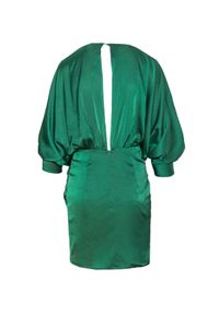 COSEL - Zielona satynowa sukienka. Okazja: na imprezę. Kolor: zielony. Materiał: satyna. Wzór: nadruk. Typ sukienki: kopertowe, asymetryczne. Styl: klasyczny, wizytowy. Długość: mini #3