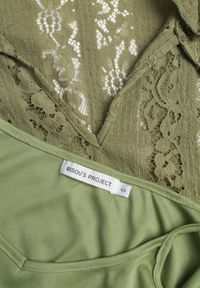 Renee - Zielona Taliowana Sukienka z Koronki Zdobiona Wiązaniem przy Szyi Terienna. Okazja: na imprezę. Kolor: zielony. Materiał: koronka. Długość rękawa: na ramiączkach. Wzór: aplikacja, koronka. Sezon: lato. Typ sukienki: oversize #5