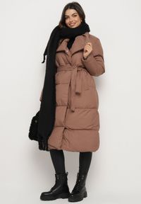 Born2be - Brązowa Kurtka Płaszcz Zapinana na Napy Ukryte pod Plisą z Kieszeniami i Paskiem Ritallas. Okazja: na co dzień, na spacer. Typ kołnierza: kołnierzyk stójkowy. Kolor: brązowy. Materiał: materiał, jeans. Długość: długie. Sezon: zima, jesień. Styl: casual, elegancki #6