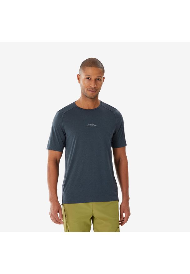 quechua - Koszulka turystyczna męska krótki rękaw MH500. Kolor: wielokolorowy, niebieski, szary. Materiał: poliester, materiał. Długość rękawa: krótki rękaw. Długość: krótkie. Sport: turystyka piesza