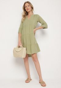 Born2be - Zielona Rozkloszowana Sukienka z Wiskozy z Falbanami Izleia. Okazja: na co dzień. Kolor: zielony. Materiał: wiskoza. Styl: elegancki, casual