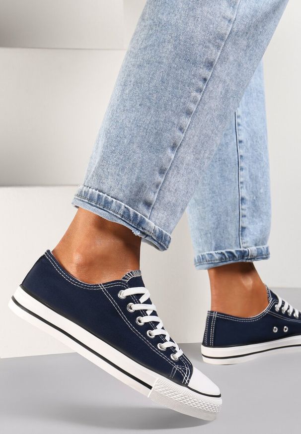 Renee - Granatowe Trampki Lakellet. Okazja: na co dzień. Wysokość cholewki: przed kostkę. Kolor: niebieski. Materiał: materiał, jeans, guma. Szerokość cholewki: normalna. Styl: klasyczny, casual