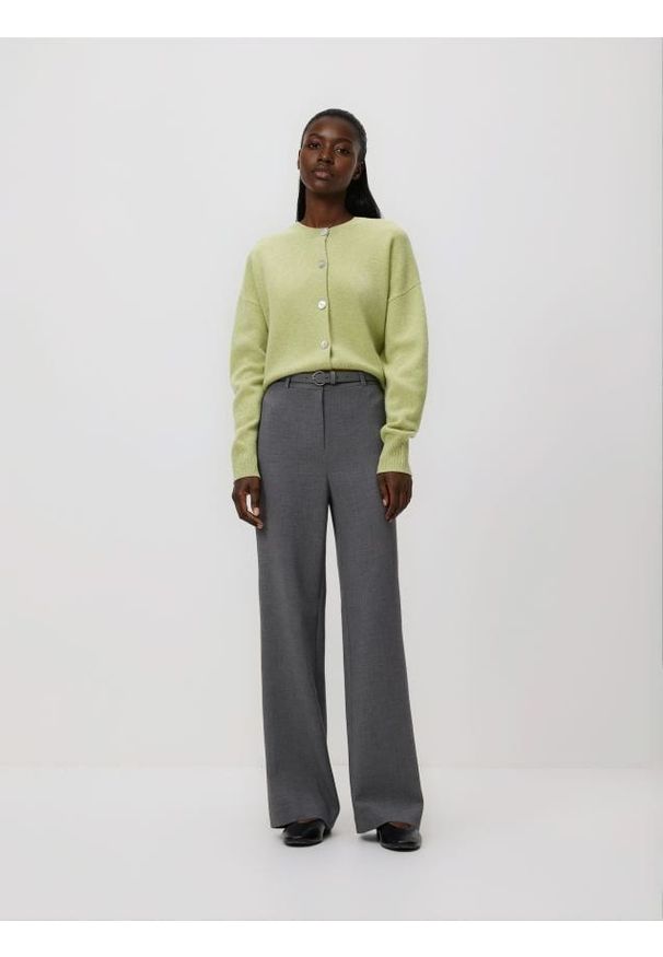 Reserved - Spodnie z paskiem - jasnoszary. Kolor: szary. Materiał: tkanina, wiskoza. Wzór: gładki