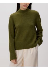 Reserved - Sweter z niskim golfem - oliwkowy. Typ kołnierza: golf. Kolor: oliwkowy. Materiał: dzianina, wełna #1