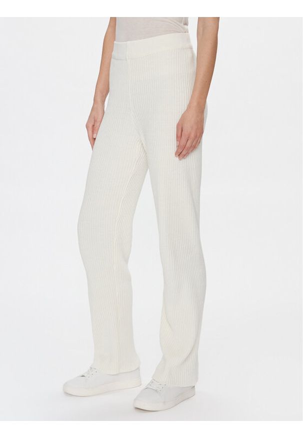 outhorn - Outhorn Spodnie dresowe OTHAW23TTROF492 Biały Regular Fit. Kolor: biały. Materiał: syntetyk, bawełna