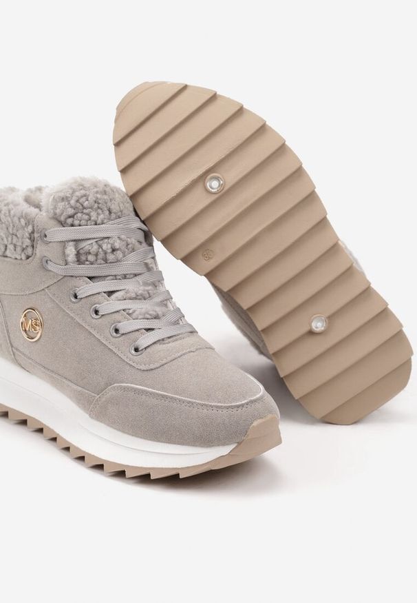 Born2be - Szare Sneakersy na Grubej Platformie z Metaliczną Aplikacją i Barankiem Irinala. Okazja: na spacer. Nosek buta: okrągły. Zapięcie: sznurówki. Kolor: szary. Wzór: aplikacja. Materiał: jeans, futro. Obcas: na platformie. Wysokość obcasa: niski. Sport: turystyka piesza