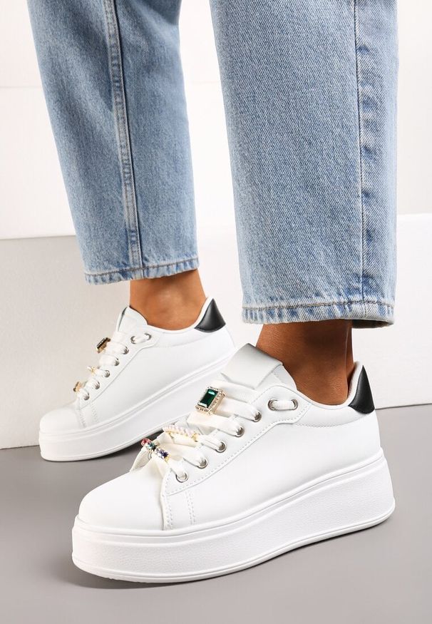 Renee - Biało-Czarne Sneakersy na Platformie z Biżuteryjnymi Zawieszkami na Sznurówkach Faeleen. Kolor: biały. Wzór: aplikacja. Obcas: na platformie