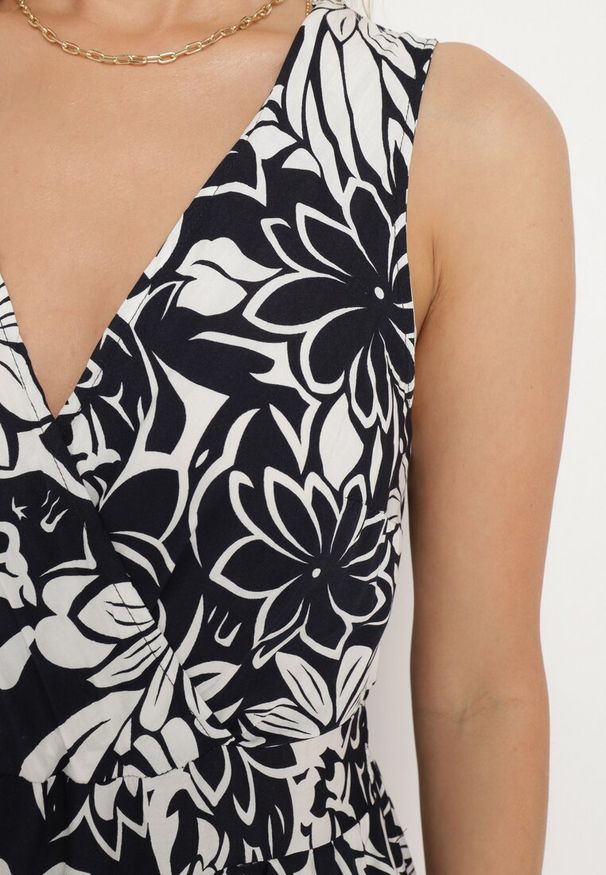 Born2be - Czarna Wiskozowa Sukienka z Kopertowym Dekoltem Wiązana na Szyi z Gumką w Talii Vikissai. Kolor: czarny. Materiał: wiskoza. Typ sukienki: kopertowe. Styl: elegancki, wizytowy, rockowy