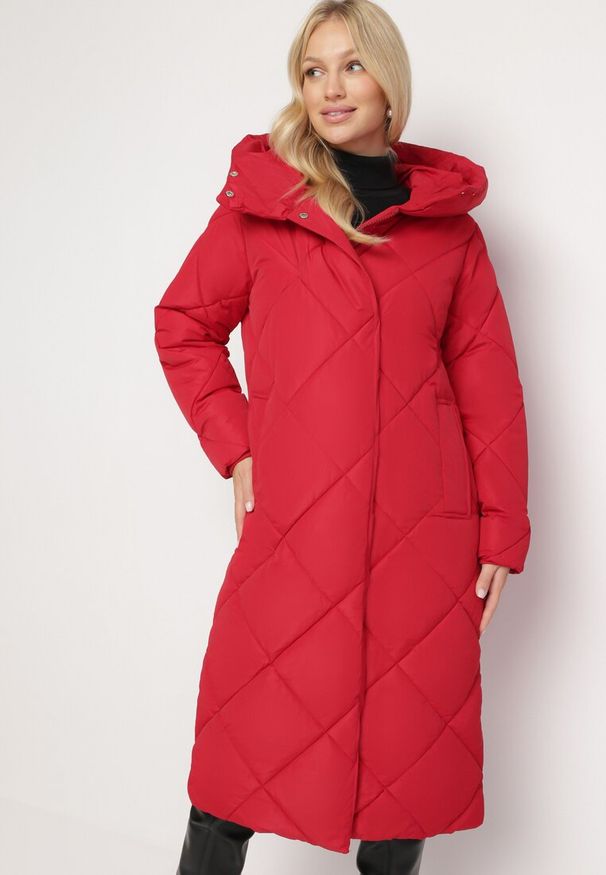 Born2be - Czerwona Kurtka Płaszcz z Geometrycznym Pikowaniem Johnatta. Kolor: czerwony. Wzór: geometria