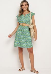 Born2be - Zielona Bawełniana Sukienka w Kwiaty z Gumką w Talii i Falbanką Dimllara. Okazja: na co dzień. Kolor: zielony. Materiał: bawełna. Wzór: kwiaty. Styl: elegancki, casual, klasyczny #7