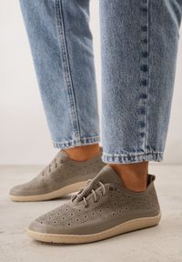 Born2be - Szare Skórzane Tenisówki z Ażurową Cholewką Nesseli. Okazja: na co dzień, do pracy, na spacer. Kolor: szary. Materiał: skóra. Szerokość cholewki: normalna. Wzór: ażurowy. Styl: boho, casual #1