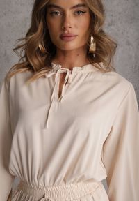 Renee - Beżowa Sukienka z Wiskozą o Rozkloszowanym Kroju z Falbankami i Wiązaniem Meriianes. Okazja: na randkę. Typ kołnierza: kołnierz z falbankami. Kolor: beżowy. Materiał: wiskoza. Styl: elegancki #6