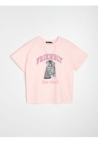 Sinsay - Koszulka z nadrukiem kota i ozdobnym łańcuszkiem - różowy. Kolor: różowy. Wzór: nadruk #1