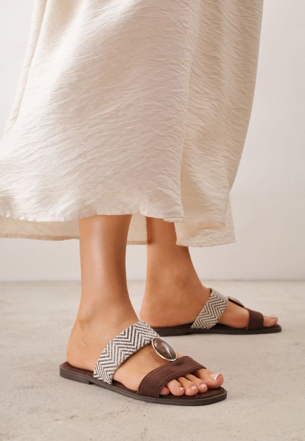 Born2be - Brązowe Płaskie Klapki Zdobione Owalną Aplikacją i Wzorem w Jodełkę Phalose. Okazja: do pracy, na co dzień, na spacer. Kolor: brązowy. Materiał: zamsz, len, satyna. Wzór: jodełka, aplikacja. Sezon: lato. Styl: klasyczny, casual