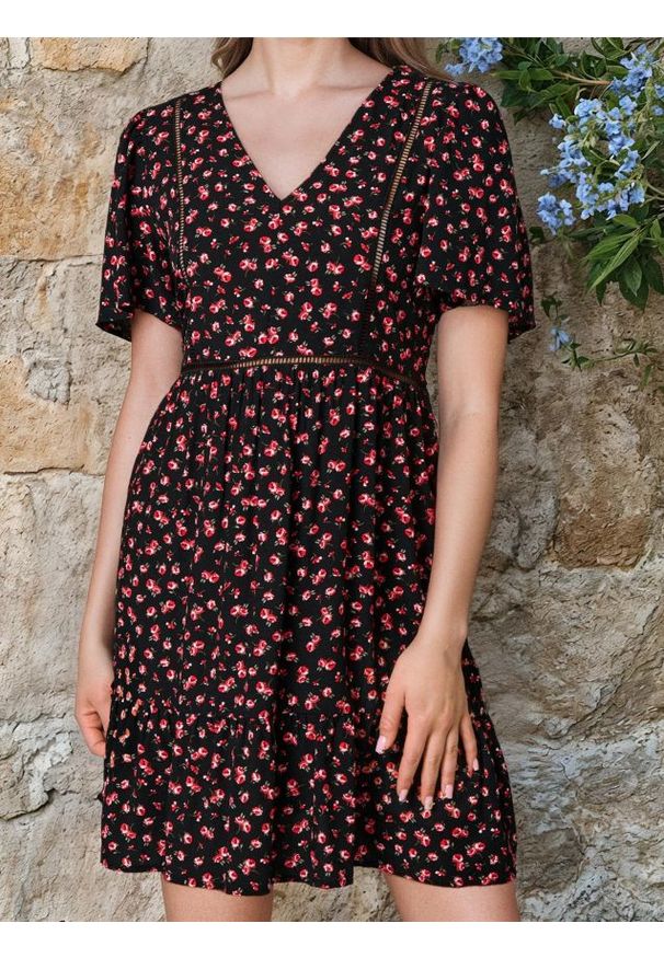 Sinsay - Wiskozowa sukienka mini w kwiatowy wzór - wielobarwny. Materiał: wiskoza. Wzór: kwiaty. Długość: mini