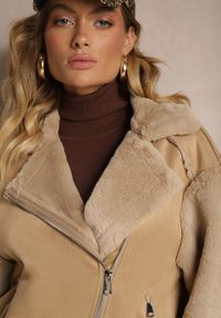 Renee - Beżowa Ocieplona Kurtka Biker z Futerkiem i Asymetrycznym Zapięciem Lioyana. Okazja: na imprezę, na co dzień. Kolor: beżowy. Materiał: futro. Styl: casual, elegancki