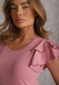 Renee - Różowa Gładka Bluzka z Bawełny z Rękawkami z Falbanek Nedaxera. Okazja: na co dzień, na randkę, na imprezę. Typ kołnierza: kołnierz z falbankami. Kolor: różowy. Materiał: bawełna. Długość rękawa: krótki rękaw. Wzór: gładki. Styl: casual #7