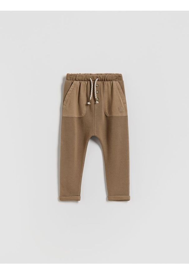 Reserved - Spodnie regular fit - brązowy. Kolor: brązowy. Materiał: dzianina, bawełna