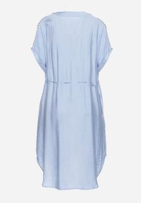 Born2be - Niebieska Pudełkowa Sukienka ze Ściągaczem w Talii Zdobiona Cyrkoniami Pilefia. Typ kołnierza: dekolt w kształcie V. Kolor: niebieski. Długość rękawa: krótki rękaw. Wzór: aplikacja. Styl: elegancki #5