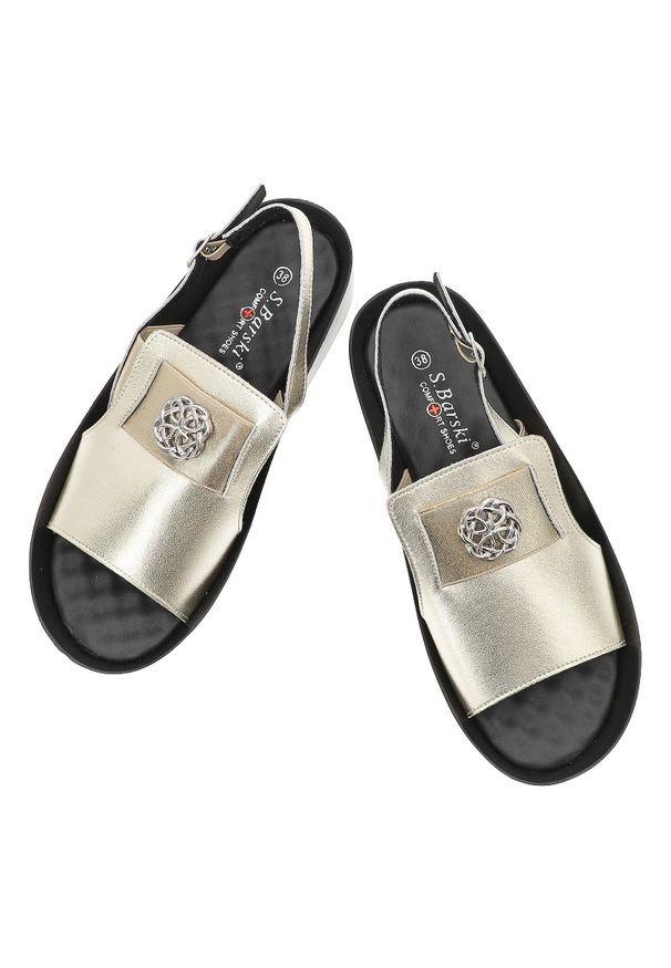 Złote Sandały S.Barski Stylowe Obuwie Damskie. Okazja: na co dzień, na spacer. Zapięcie: pasek. Kolor: złoty. Wzór: aplikacja. Sezon: lato. Obcas: na koturnie. Styl: elegancki. Wysokość obcasa: średni