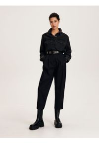 Reserved - Spodnie cygaretki z paskiem - czarny. Kolor: czarny. Materiał: bawełna, włókno
