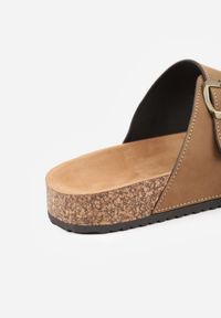Born2be - Brązowe Klapki z Imitacji Zamszu z Korkową Podeszwą i Klamrami Chalose. Okazja: na co dzień. Kolor: brązowy. Materiał: zamsz. Styl: casual #2