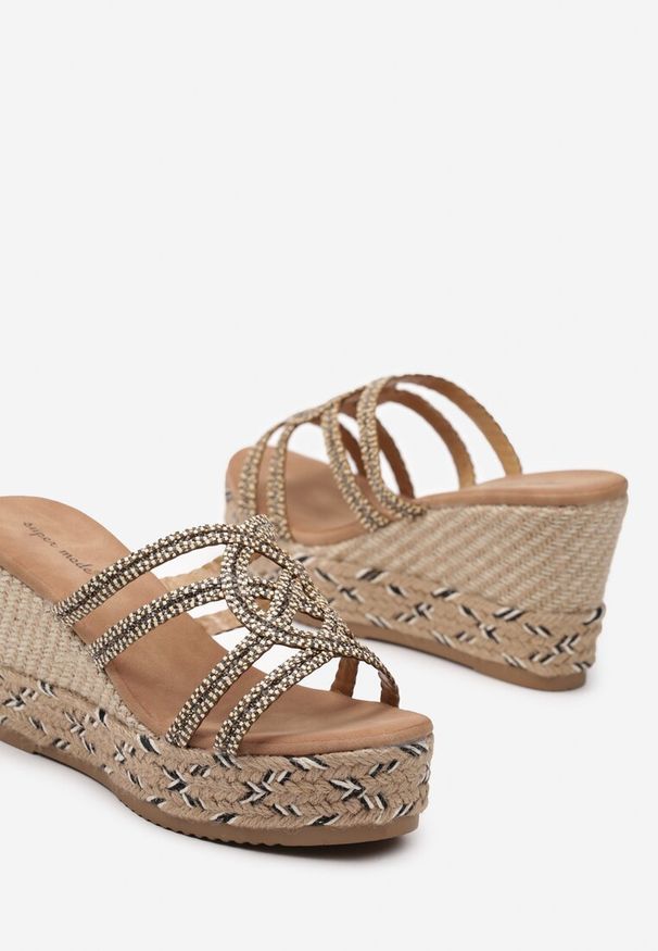 Renee - Brązowe Klapki na Plecionym Koturnie z Juty i Cyrkoniami na Paskach Rosca. Okazja: na co dzień, na spotkanie biznesowe. Kolor: brązowy. Materiał: jeans. Sezon: lato. Obcas: na koturnie. Styl: biznesowy, elegancki, casual