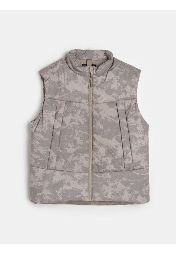 Sinsay - Kamizelka puffer ze wzorem moro - beżowy. Kolor: beżowy. Wzór: moro