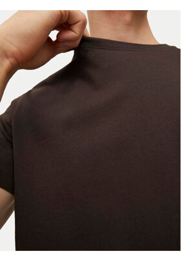 Jack & Jones - Jack&Jones T-Shirt Jjenoa 12113648 Brązowy Long Line Fit. Kolor: brązowy. Materiał: bawełna