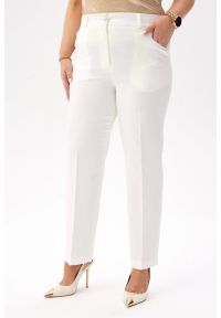 Moda Size Plus Iwanek - Eleganckie spodnie Eleonora w kolorze ecru PLUS SIZE XXL. Okazja: na spotkanie biznesowe, na co dzień. Kolekcja: plus size. Materiał: poliester, tkanina, elastan, materiał. Długość: krótkie. Styl: elegancki #1