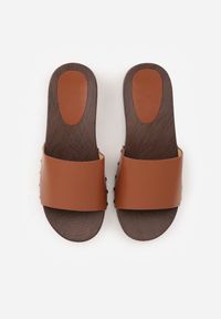 Renee - Brązowe Klapki Ozdobione po Bokach Nitami Neameronei. Kolor: brązowy. Materiał: skóra, jeans. Wzór: aplikacja #3