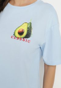 Born2be - Niebieski T-shirt z Bawełną i Motywem Awokado Addixa. Okazja: na co dzień. Kolor: niebieski. Materiał: bawełna. Styl: klasyczny, casual #3