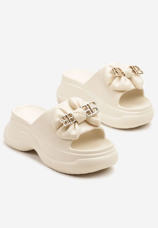 Born2be - Beżowe Wsuwane Klapki z Ozdobną Kokardką Morlia. Okazja: na co dzień. Kolor: beżowy. Materiał: jeans. Sezon: lato. Styl: casual