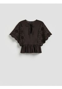 Reserved - Bluzka z ażurowym haftem - ciemnobrązowy. Kolor: brązowy. Materiał: dzianina. Wzór: haft, ażurowy
