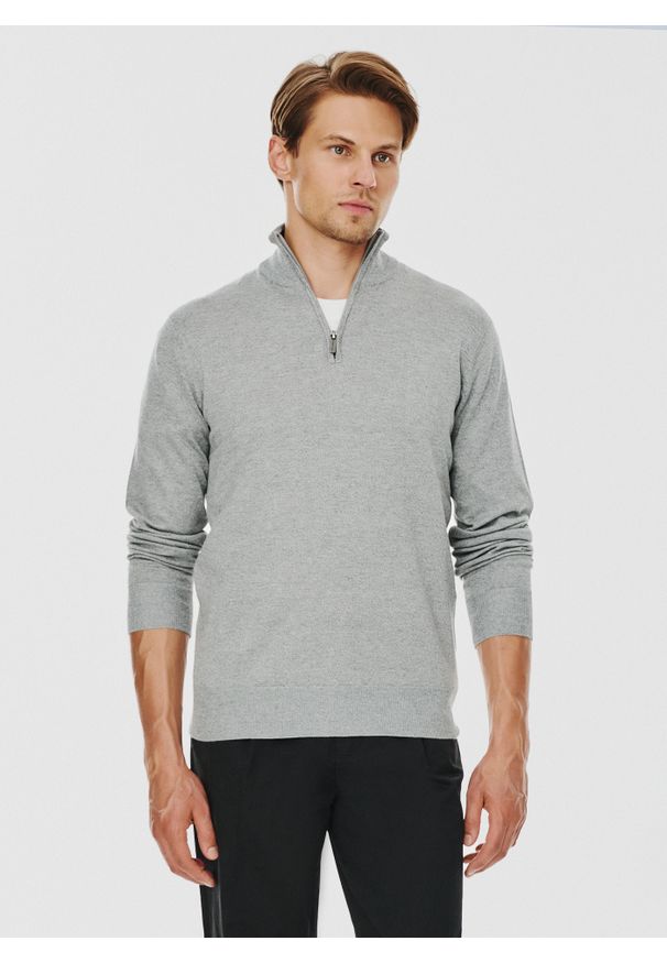 Pako Lorente - PAKO LORENTE – Szary sweter z wysoką stójką zapinaną na zamek. Typ kołnierza: kołnierzyk stójkowy. Kolor: szary. Materiał: poliamid, wiskoza. Sezon: zima, jesień