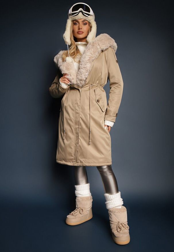 Renee - Beżowa Długa Kurtka Parka Nylonowa Płaszcz z Futrzanymi Wstawkami Rinale. Kolor: beżowy. Materiał: nylon, futro. Długość: długie